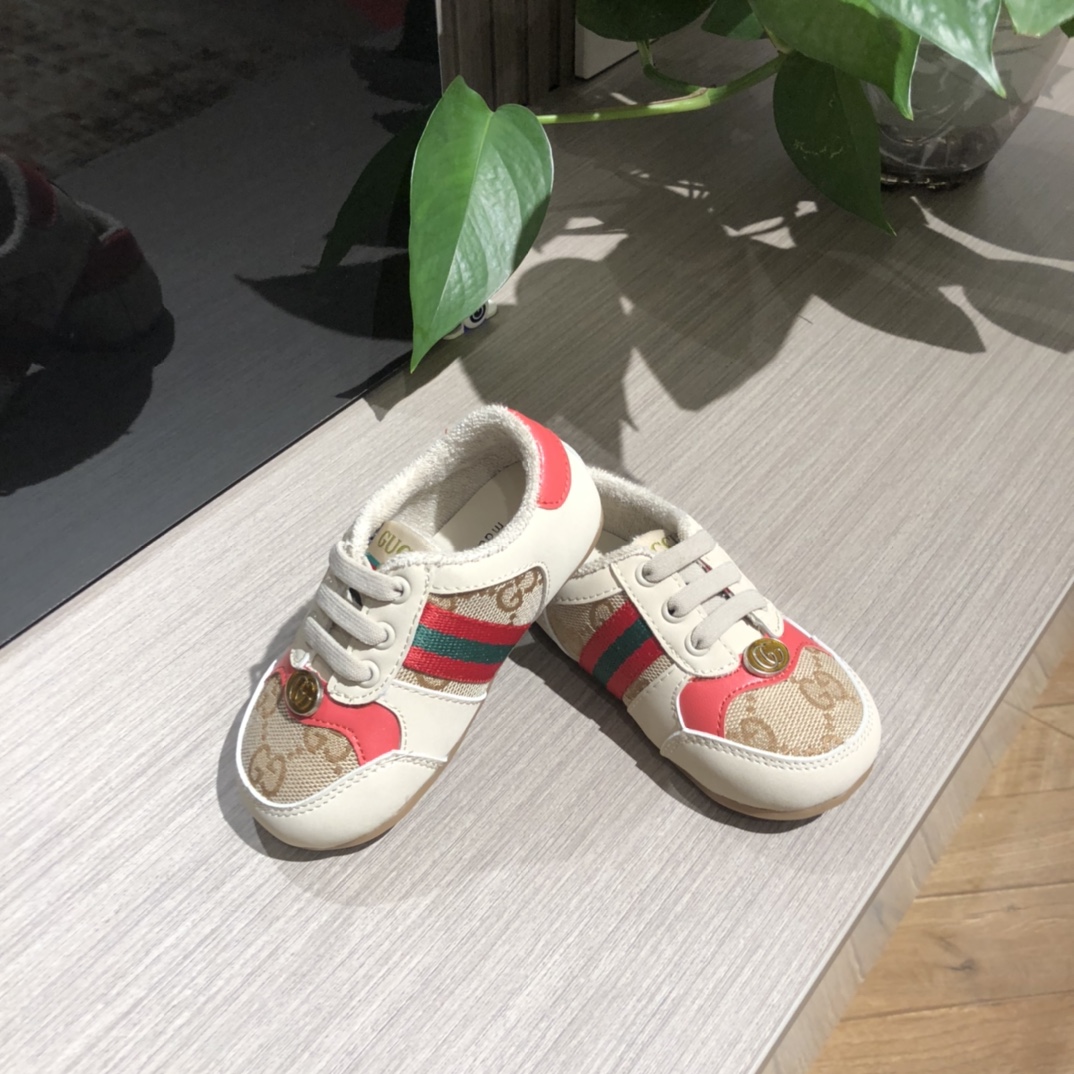Children's shoes child